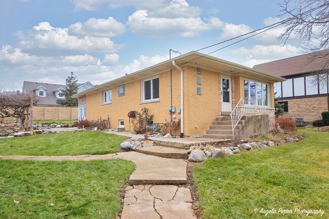 Building Photo - 40 Pine Tree Row