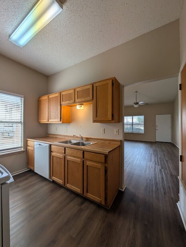 Building Photo - LOCATION!! On Wood Rd -Off Landa  / Fridge / Covered Back Patio / No Carpet / NBISD