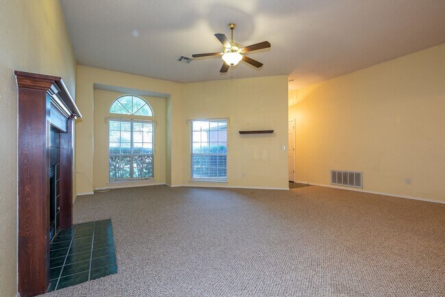 Building Photo - Charming 3 bedroom home with cozy fireplac...