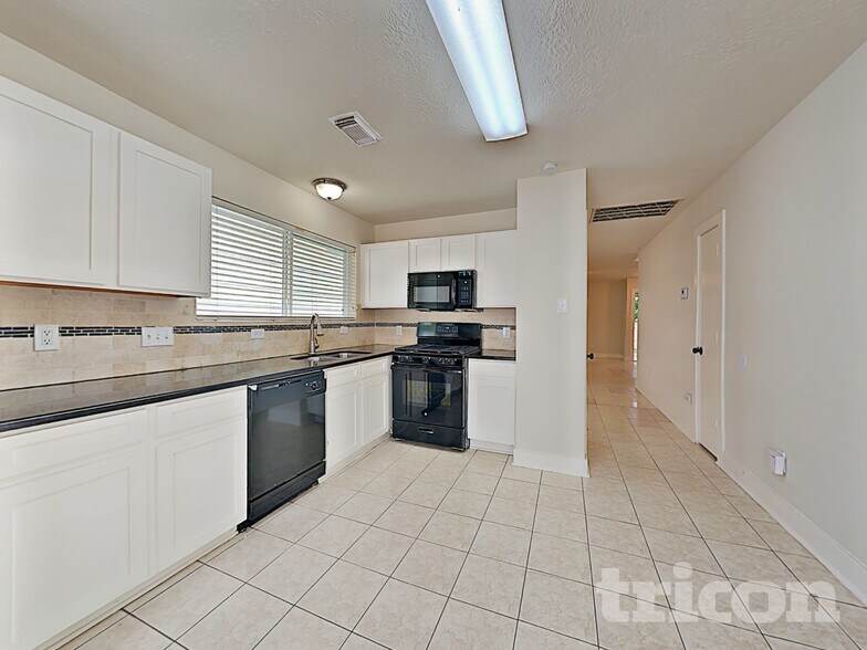 Building Photo - 15810 W Park Ct