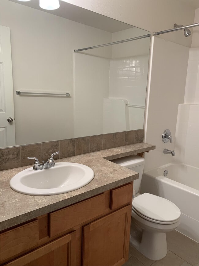 Building Photo - 9515 Holly Dr