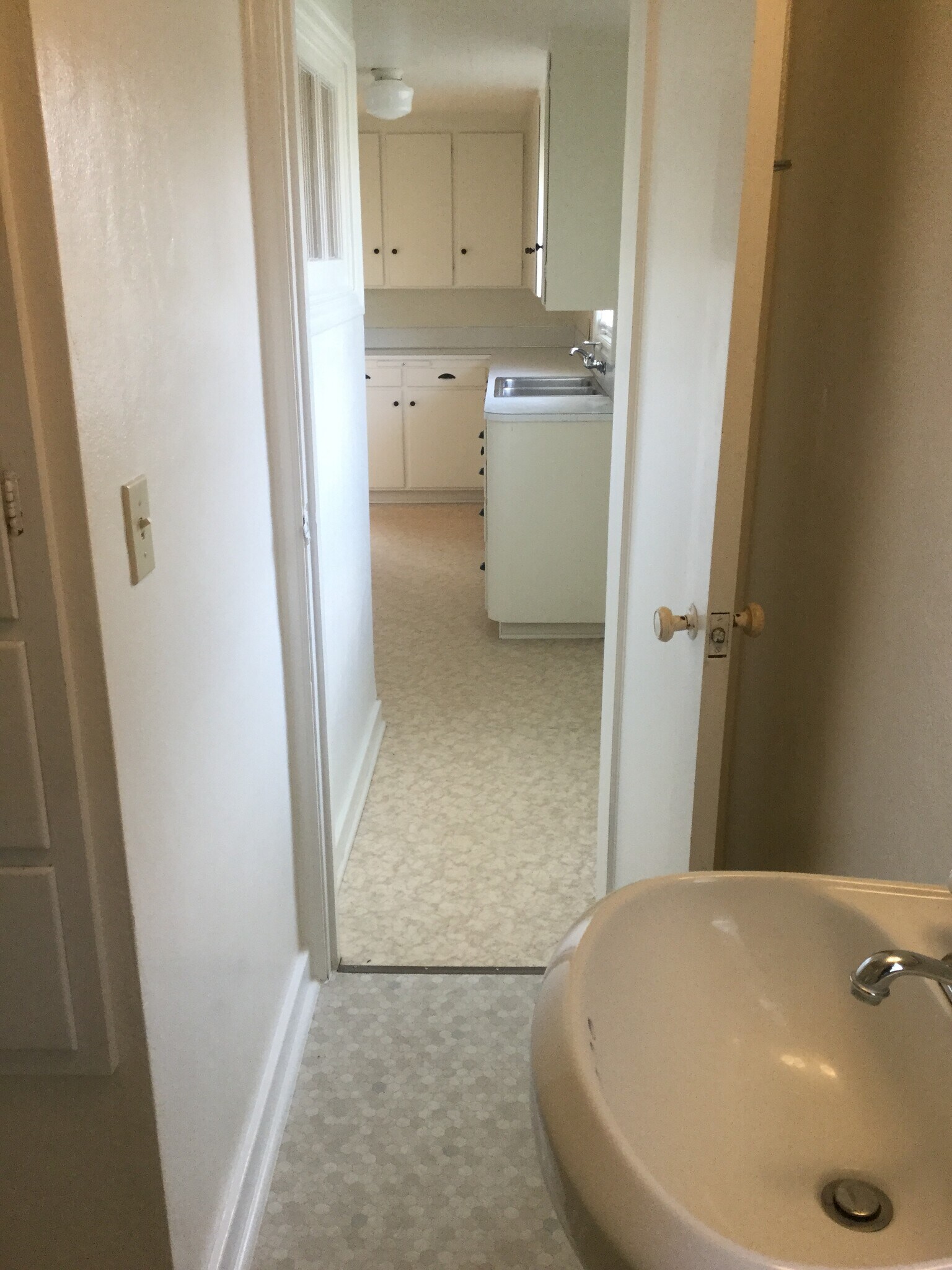 Building Photo - 1010 E 2nd St