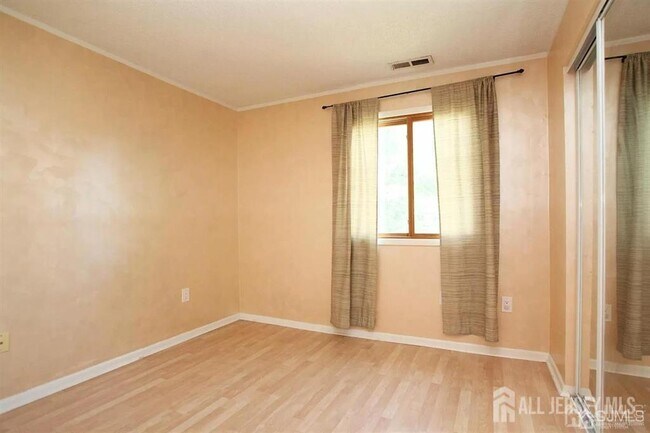 Building Photo - 818 Ravens Crest Dr