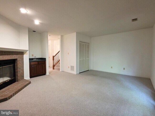 Building Photo - 937 Walnut Wood Rd