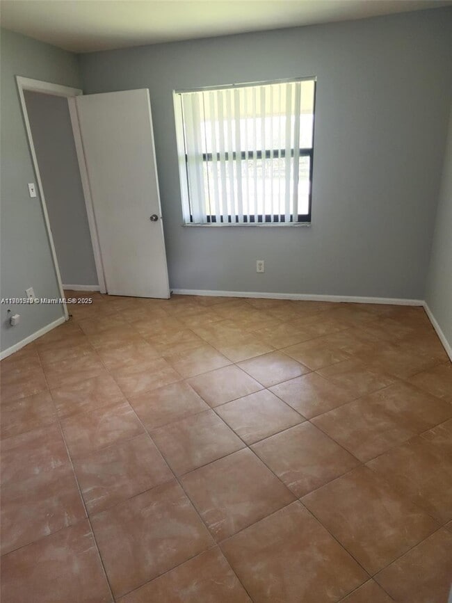 Building Photo - 6061 Shaker Wood Cir