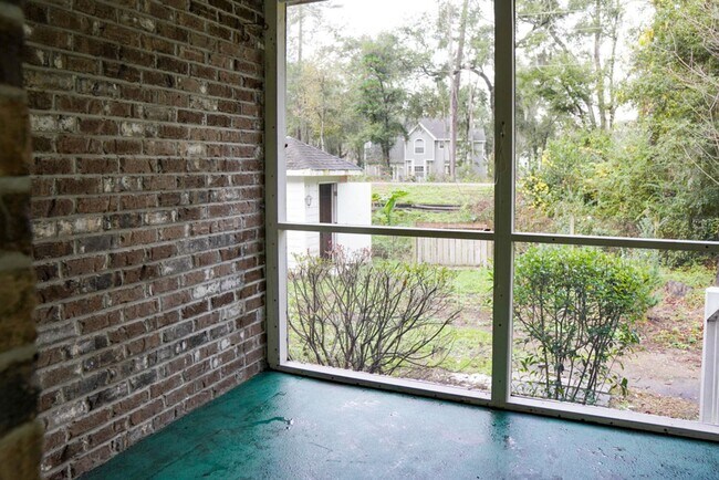 Building Photo - Two Bedroom Townhome!