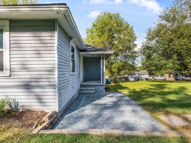 Building Photo - AVAILABLE OCT 1st! Don't miss this RENOVATED 2 bedroom in Penn Hills!