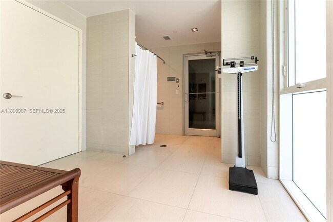 Building Photo - 950 Brickell Bay Dr