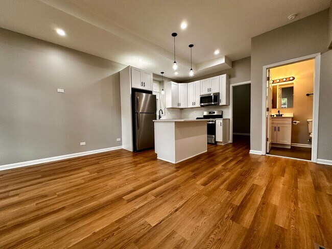 Building Photo - Amazing 4-bed Duplex by UIC