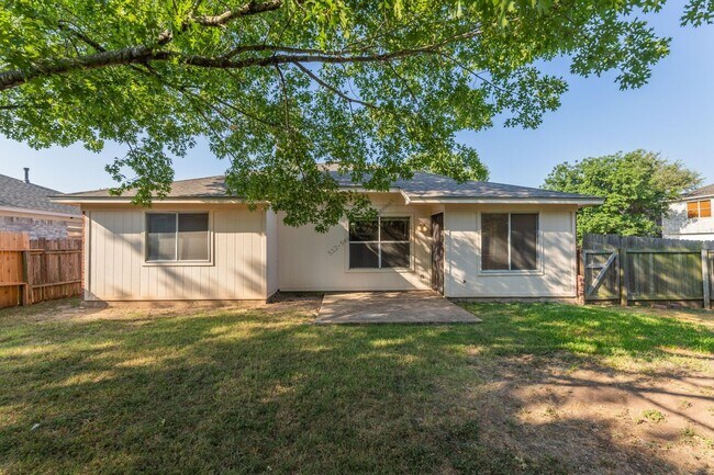 Building Photo - "Charming 3-Bedroom Home with 2 Full Baths in Pflugerville's Heart - 1315 Sq Ft of Comfort!"