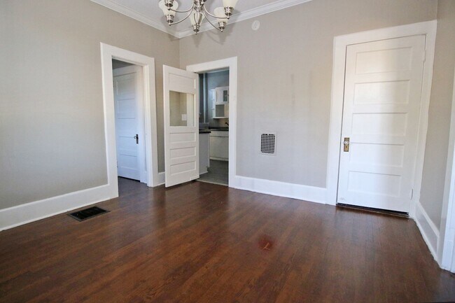 Building Photo - Pre-leasing for 2026-2027 Charming 3 Bed /...