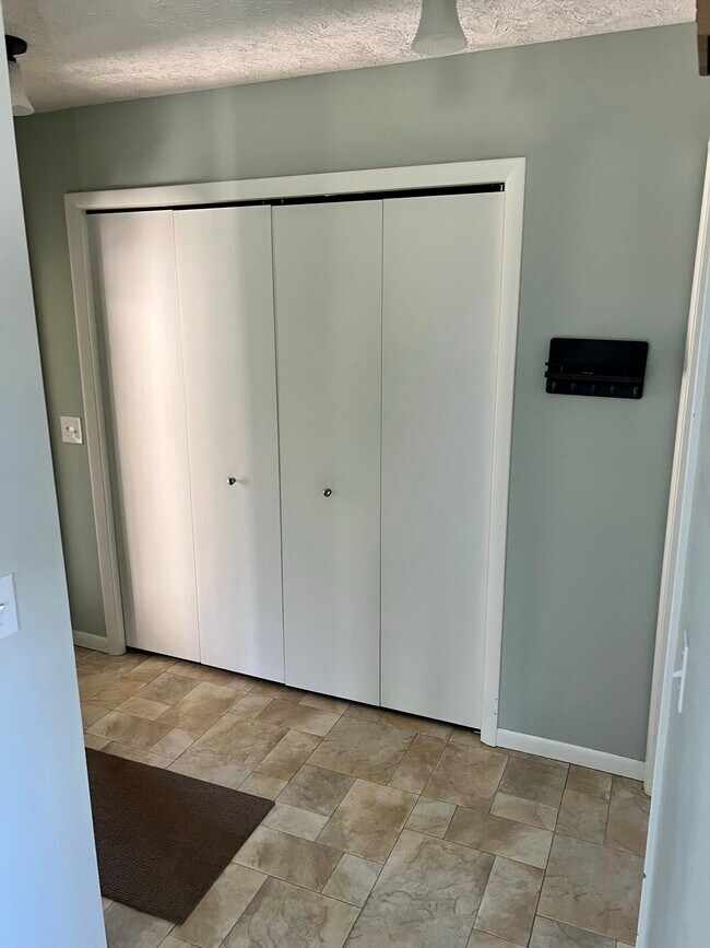 Building Photo - 2685 Green Meadows Dr