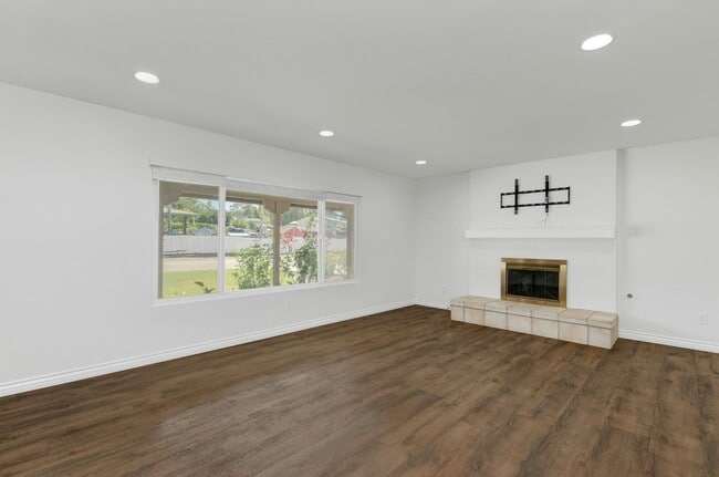 Building Photo - 1531 Sundale Rd
