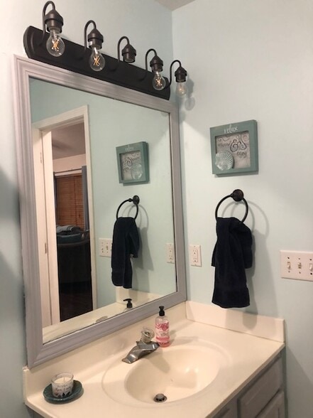 Hall bathroom - 3104 Harvest Rd