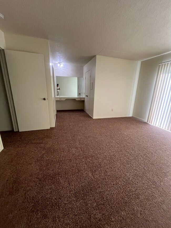 Vanity/Closet - 5412 Holiday Dr
