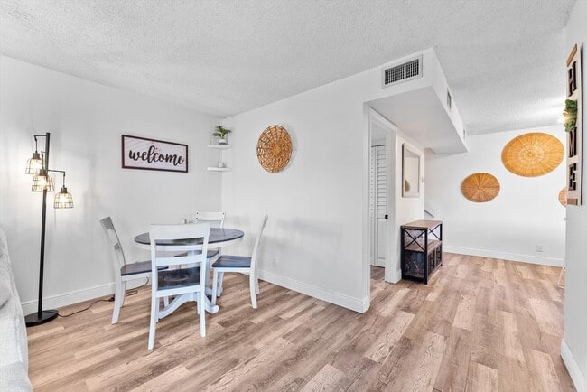 Building Photo - 3750 Victoria Dr