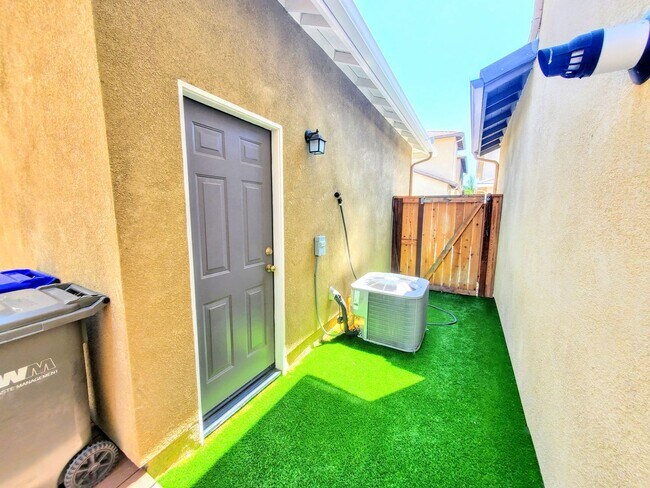 Building Photo - Gorgeous Home- Lots of Upgrades