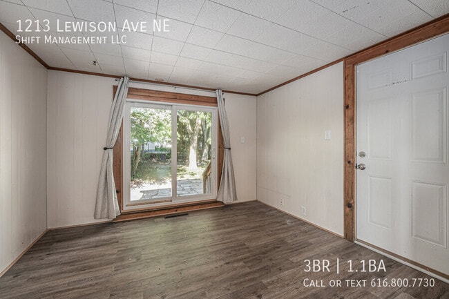 Building Photo - 1213 Lewison Ave NE