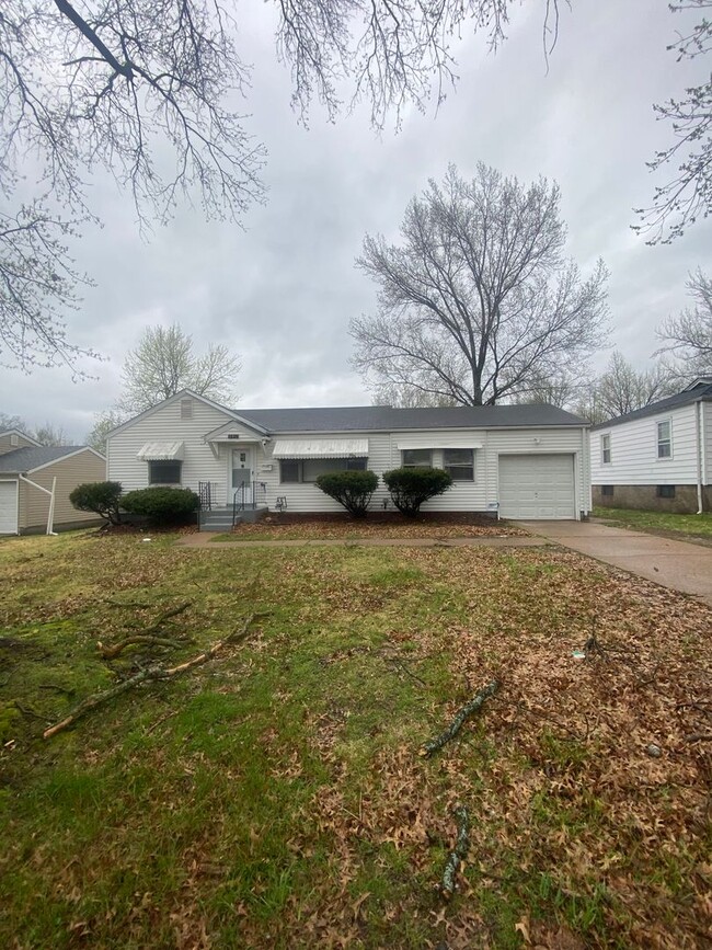 Building Photo - Lovely 2 Bedroom home