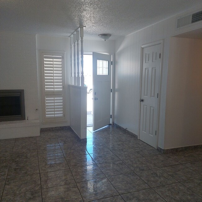 Building Photo - Welcome Home ! 3 bedroom 1.5 bath rental -...