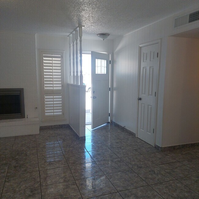 Building Photo - Welcome Home ! 3 bedroom 1.5 bath rental -DUPLEX