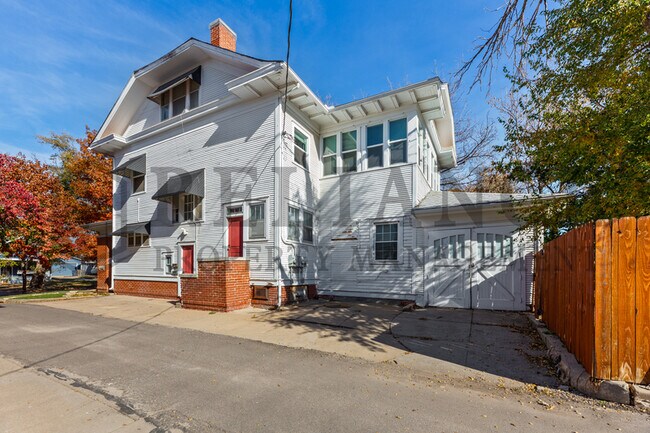 Building Photo - 3325 Victor Pl