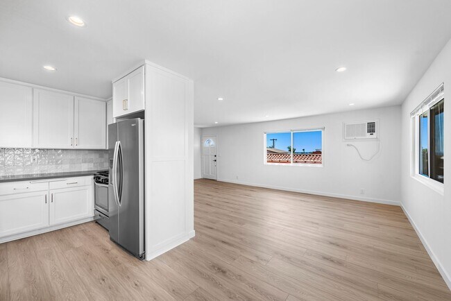 Building Photo - 223 Avenida Victoria