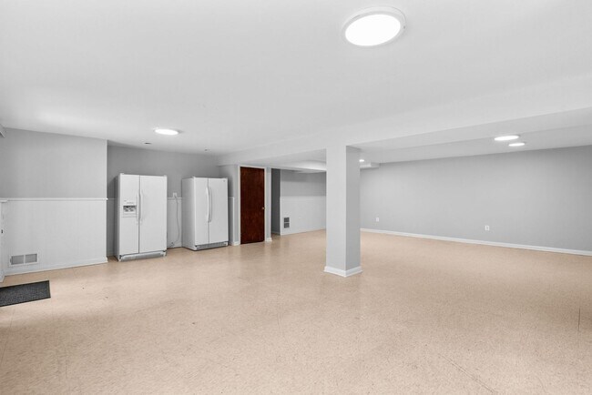 Building Photo - 5 Bed 3 Bath - Chevy Chase Rambler - Move IN Ready