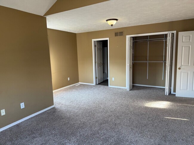 Building Photo - Great 2 BR 4 bathroom townhouse in Bloomington