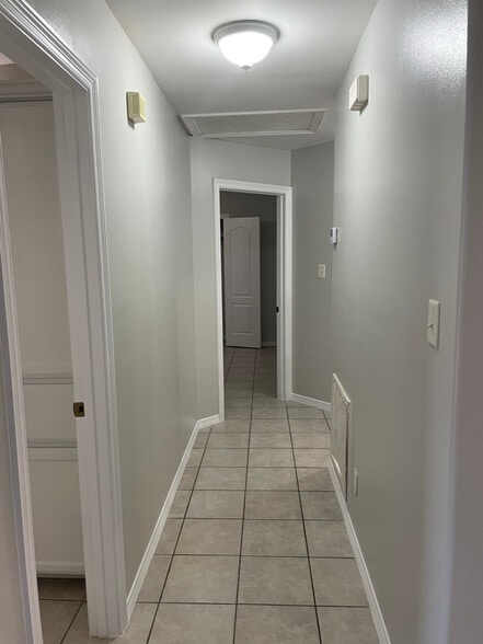 Building Photo - 717 S O' Hare Dr