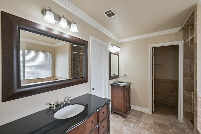 Building Photo - Dallas Split Bedroom