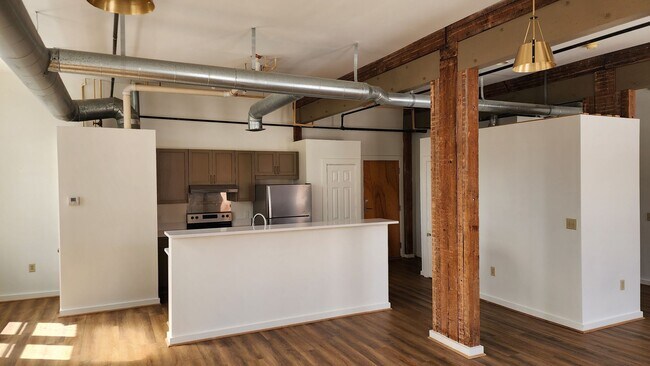 Building Photo - Flowers Building Condominiums Convenient To Downtown!!