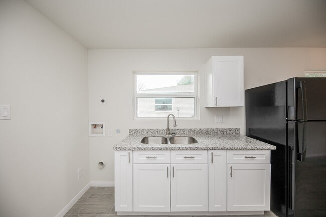 Building Photo - 5040 Mallow St