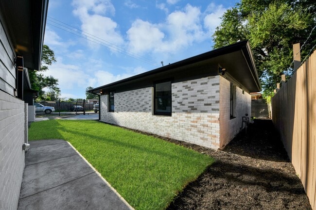 Building Photo - 6201 Batterson St