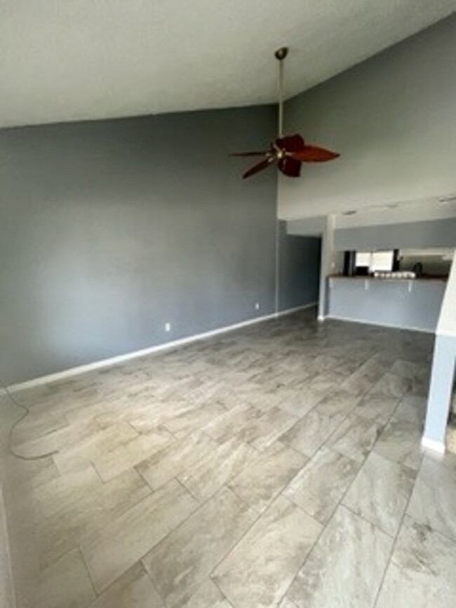 Building Photo - 2 Bed 2 Bath Townhome