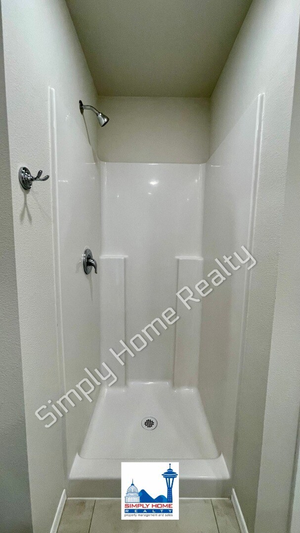 Building Photo - Step Inside to a Townhome Made for Easy Living!