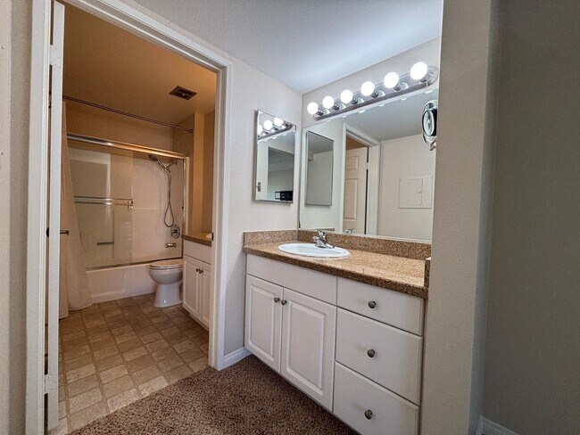 Building Photo - Beautiful 2 Bedroom 2 Bathroom Home in Woodland Hills