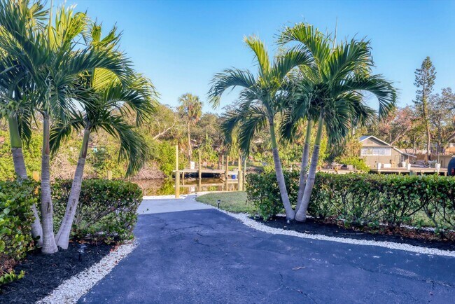 Building Photo - 2124 N Tamiami Trl