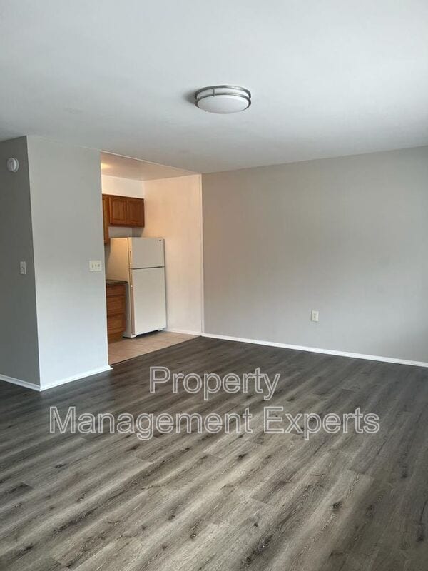 Building Photo - 2330 Glendale Terrace