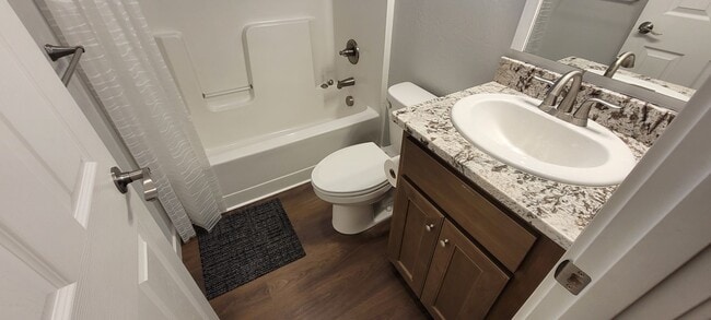 Building Photo - Spacious & Cozy Townhome for Rent