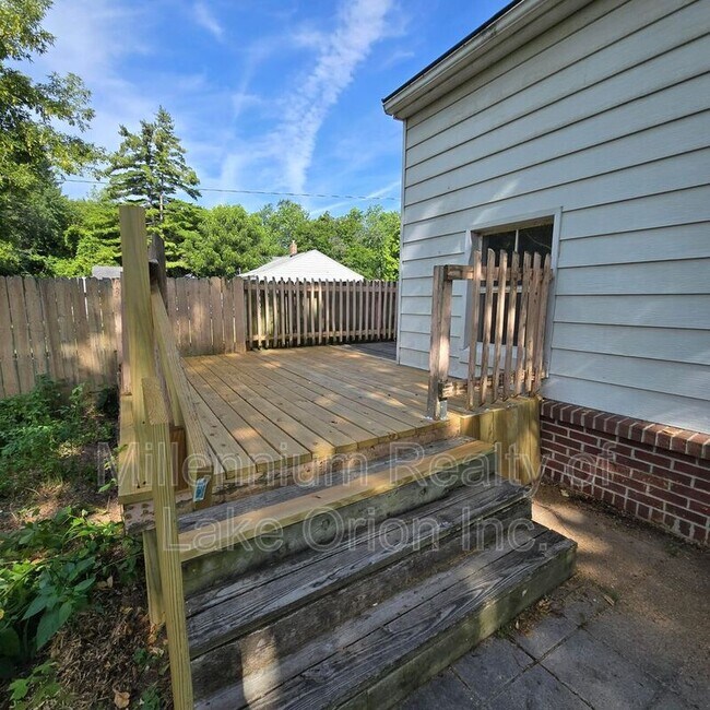 Building Photo - 614 E Tennyson Ave