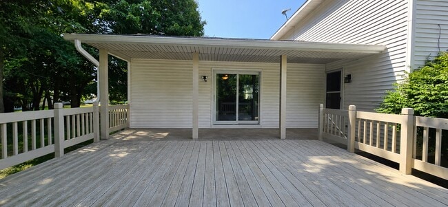 Building Photo - 819 Elm St