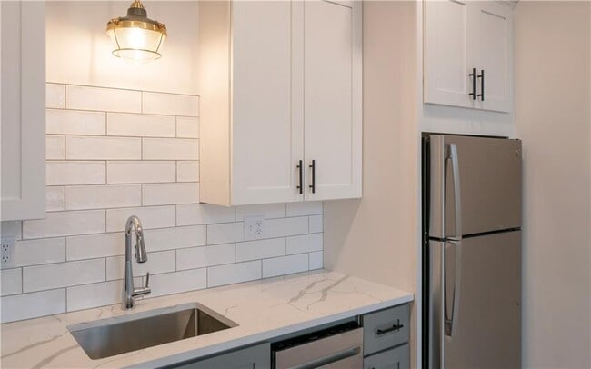 Building Photo - 15 Cranston Ave