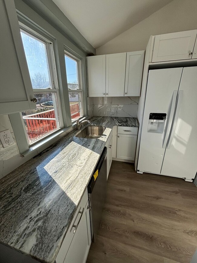 Building Photo - Newly Renovated 4 Bedroom, 2 Full Bath in ...