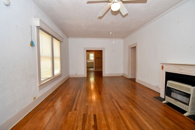 Building Photo - Three Bedroom Close to Tech!
