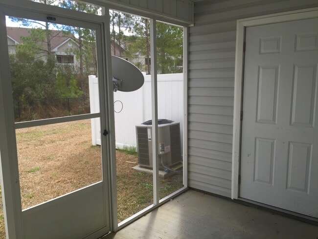 Building Photo - 2 Bedroom 2.5 Bathroom Townhome located in the The Gables!