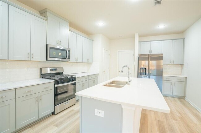 Building Photo - 1060 Sunny Lk Dr