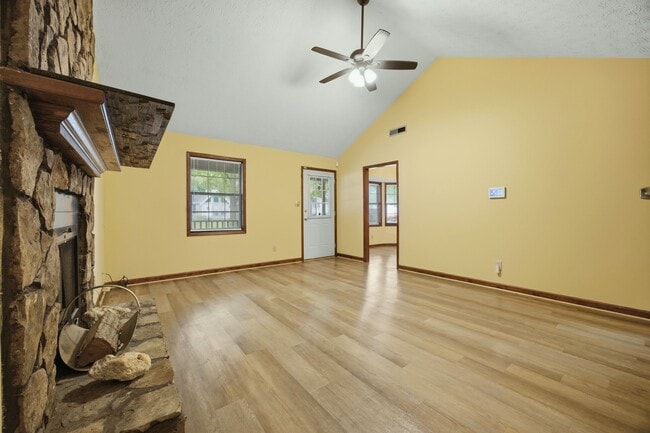 Building Photo - 1701 Rose Garden Ln