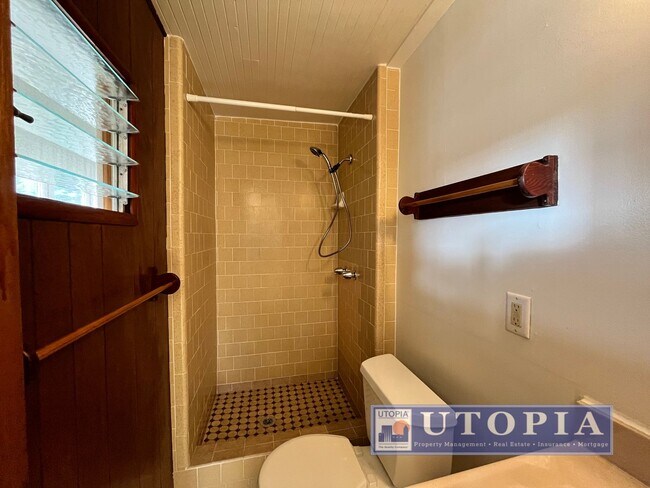 Building Photo - Charming and Sunny One Bedroom Apartment i...