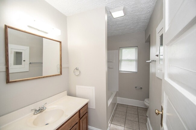 Building Photo - "Charming 3-Bed Duplex Retreat on E Ohio S...